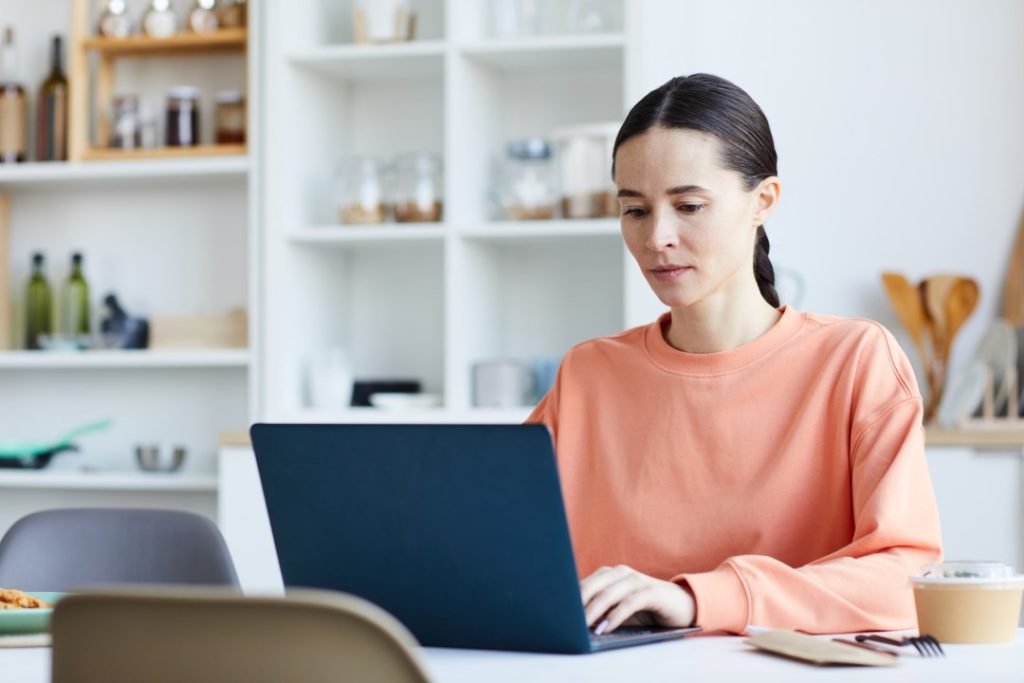 Veedad ekraanide ees palju aega? Kuidas silmi kahjuliku kiirguse eest kaitsta?