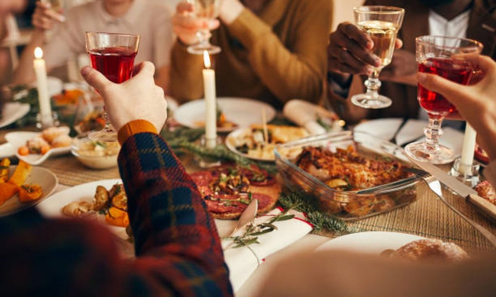 Праздничные застолья со спиртным — одно из самых серьёзных испытаний для печени. Но ей можно помочь восстановиться, следуя нескольким простым советам врачей